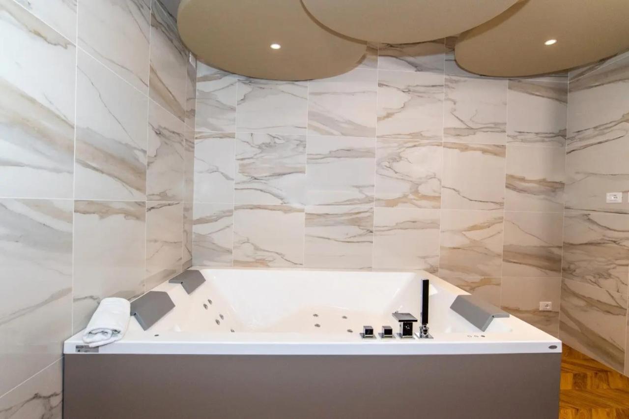 Jacuzzi Suite Home By Enjoy Garda Hotel Peschiera del Garda Exterior foto